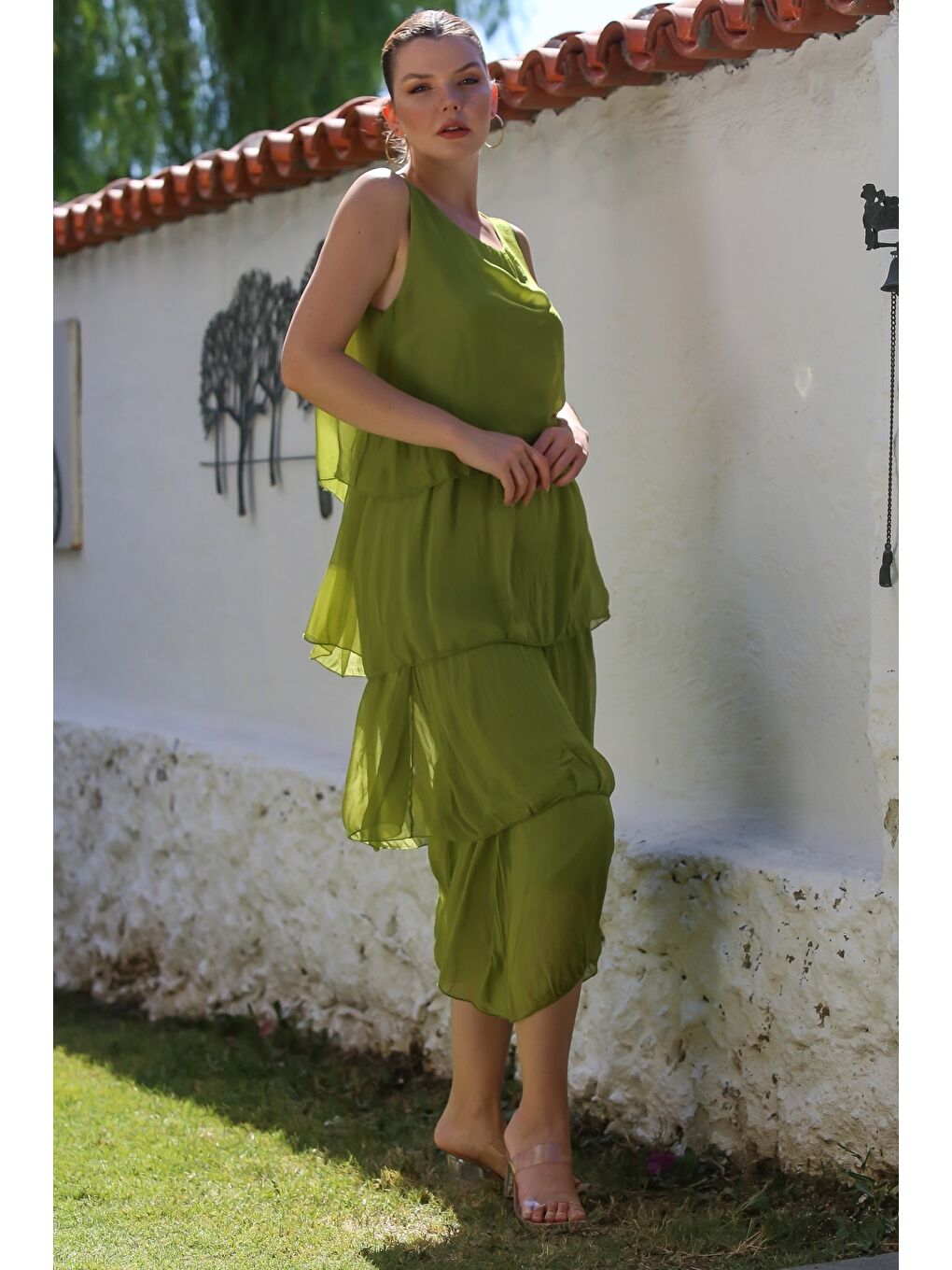 İtalyan Fıstık Yeşili Havuz Yaka Kolsuz Astarlı Katlı Casual İpek Dokuma Elbise 125 55-7