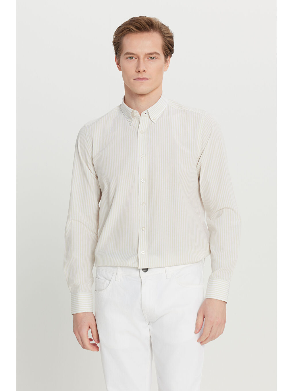 Erkek Beyaz-Bej Pamuklu Tailored Slim Fit Dar Kesim Düğmeli Klasik Yaka Çizgili Gömlek