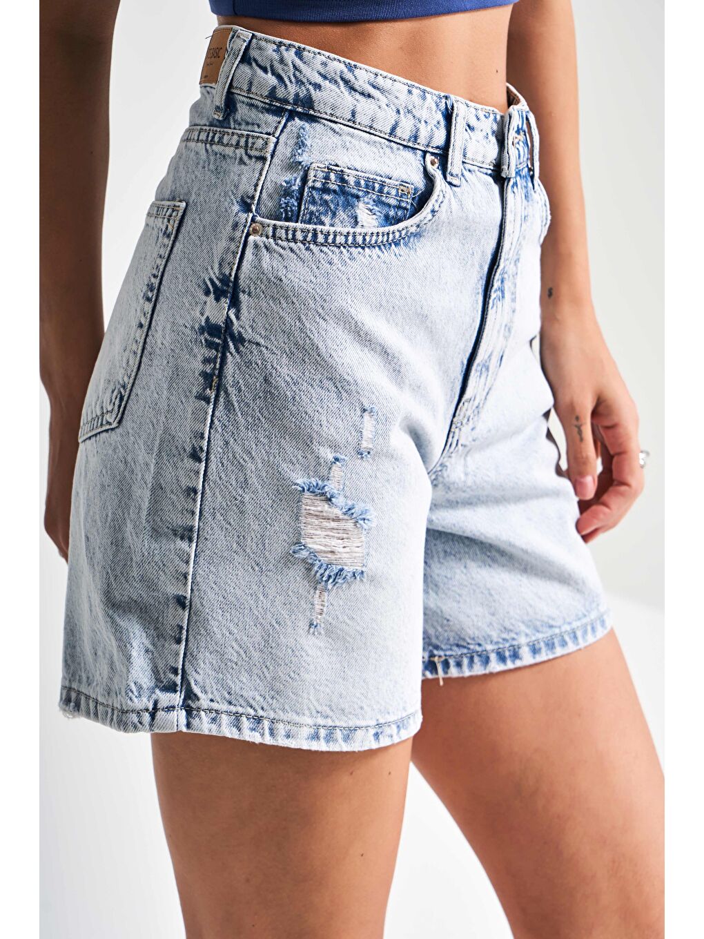 Kadın Mavi Renk 12s5 3 Mom Fit Midi Boy Lazer Detaylı Yırtık  100 Pamuk Denim Şort