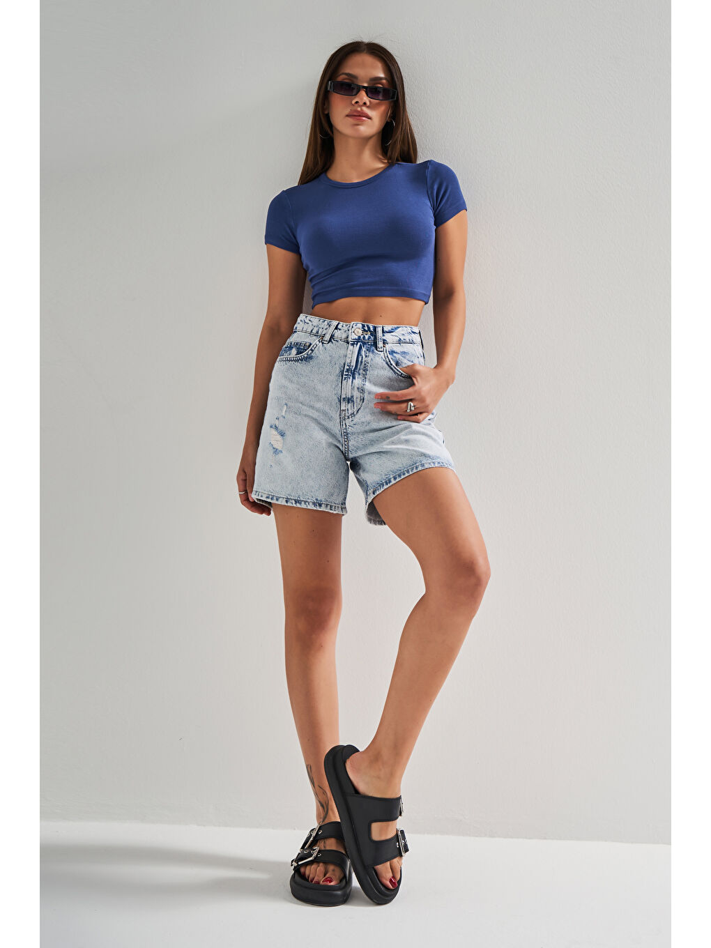 Kadın Mavi Renk 12s5 3 Mom Fit Midi Boy Lazer Detaylı Yırtık  100 Pamuk Denim Şort-4