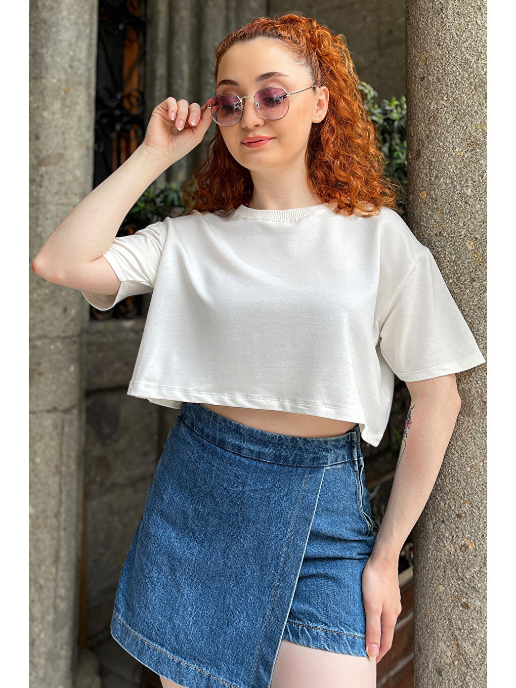 GÜLSELİ Ekru Bisiklet Yaka Oversize Basic Crop Top Tişört