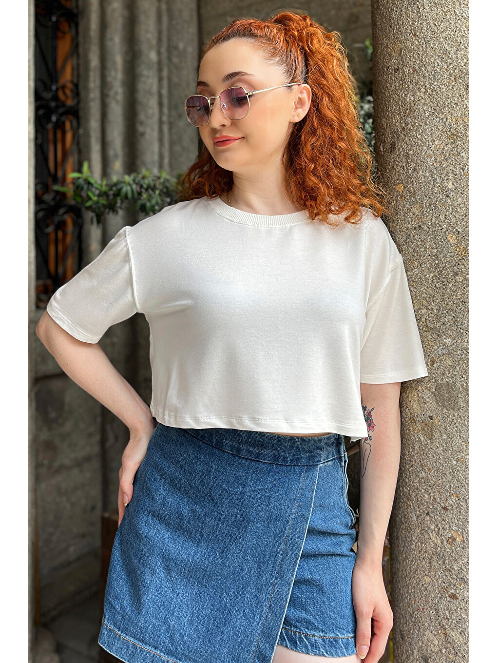 GÜLSELİ Ekru Bisiklet Yaka Oversize Basic Crop Top Tişört - 2