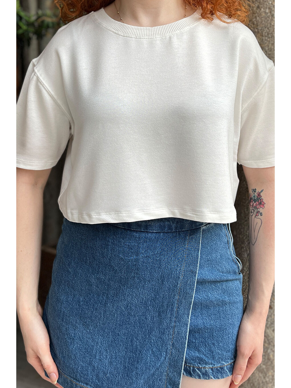 GÜLSELİ Ekru Bisiklet Yaka Oversize Basic Crop Top Tişört - 3