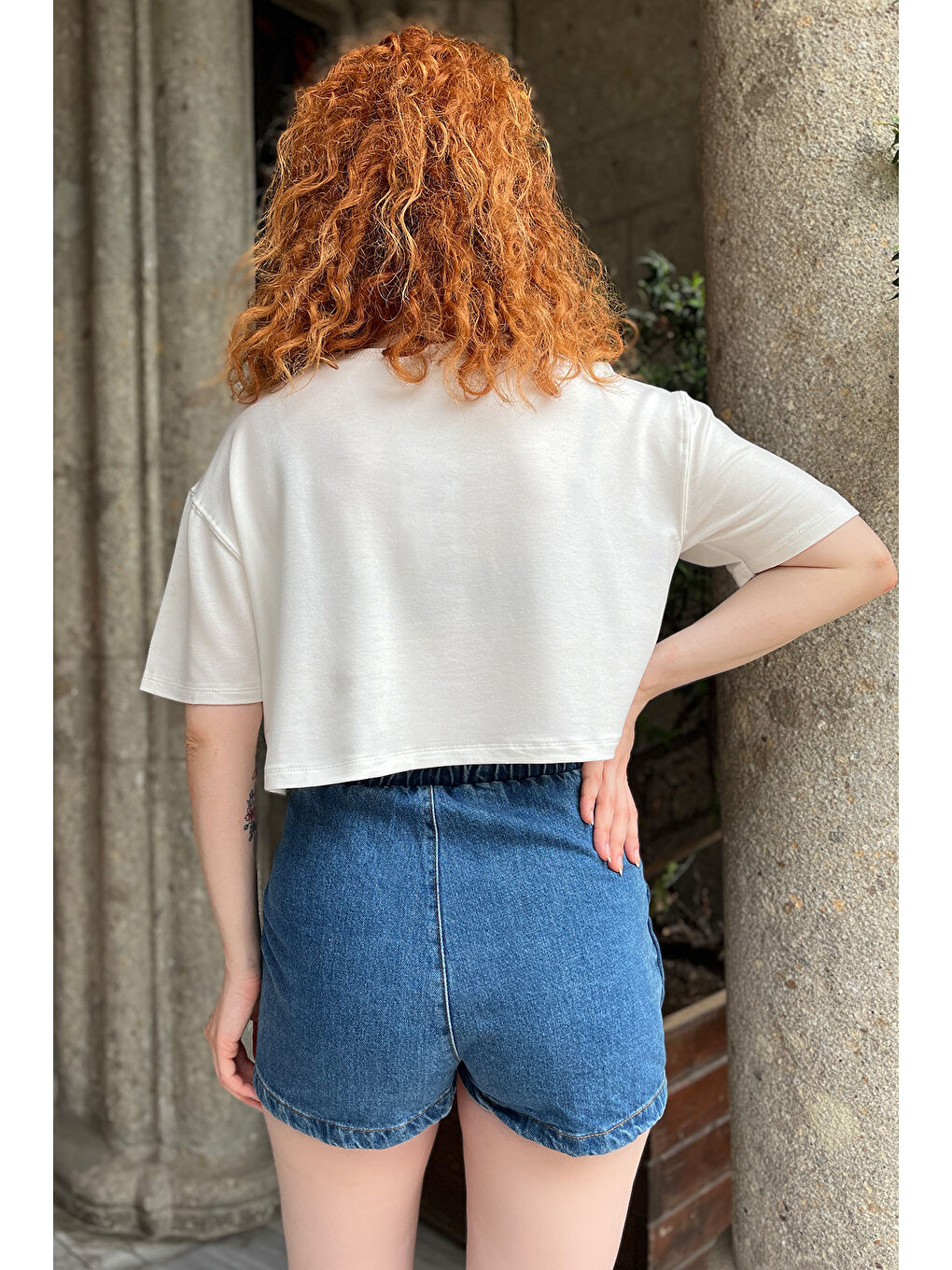 GÜLSELİ Ekru Bisiklet Yaka Oversize Basic Crop Top Tişört - 4