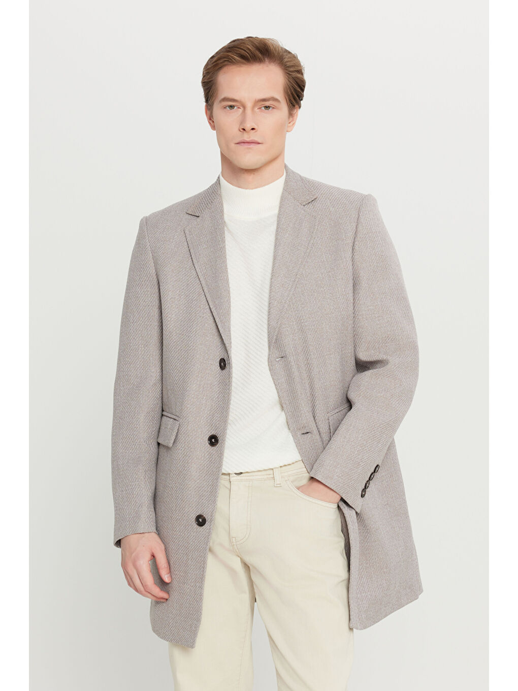 Erkek Bej Standart Fit Normal Kesim Mono Yaka Armürlü Kapak Cepli Palto
