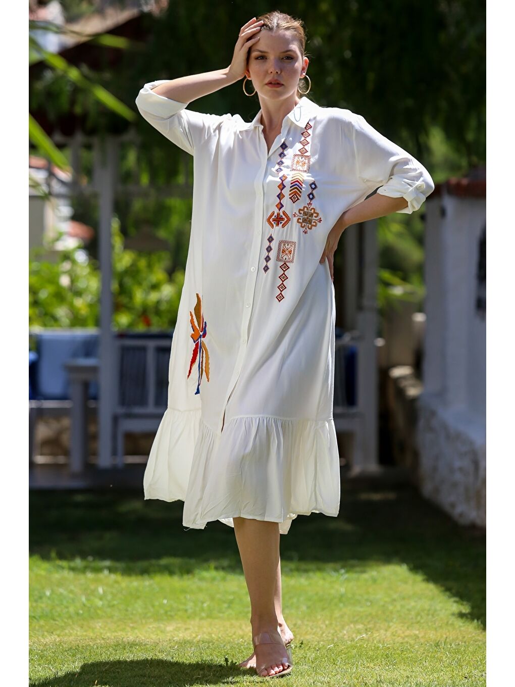 Beyaz Gömlek Yaka Düğmeli Uzun Kollu Eteği Fırfırlı Nakışlı Casual Oversize Dokuma Elbise 120 65-2