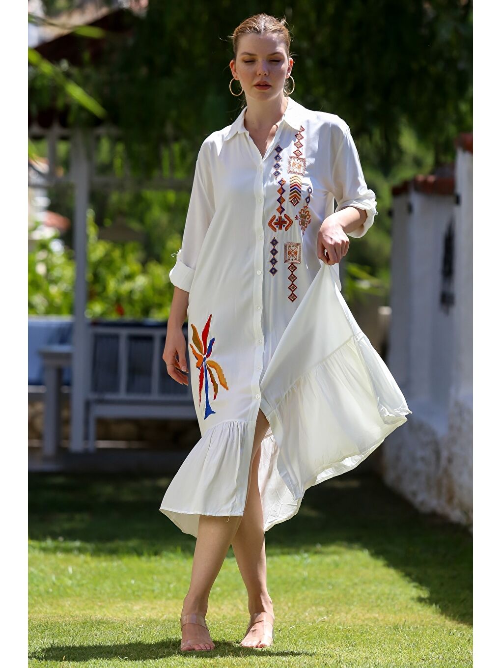 Beyaz Gömlek Yaka Düğmeli Uzun Kollu Eteği Fırfırlı Nakışlı Casual Oversize Dokuma Elbise 120 65-4