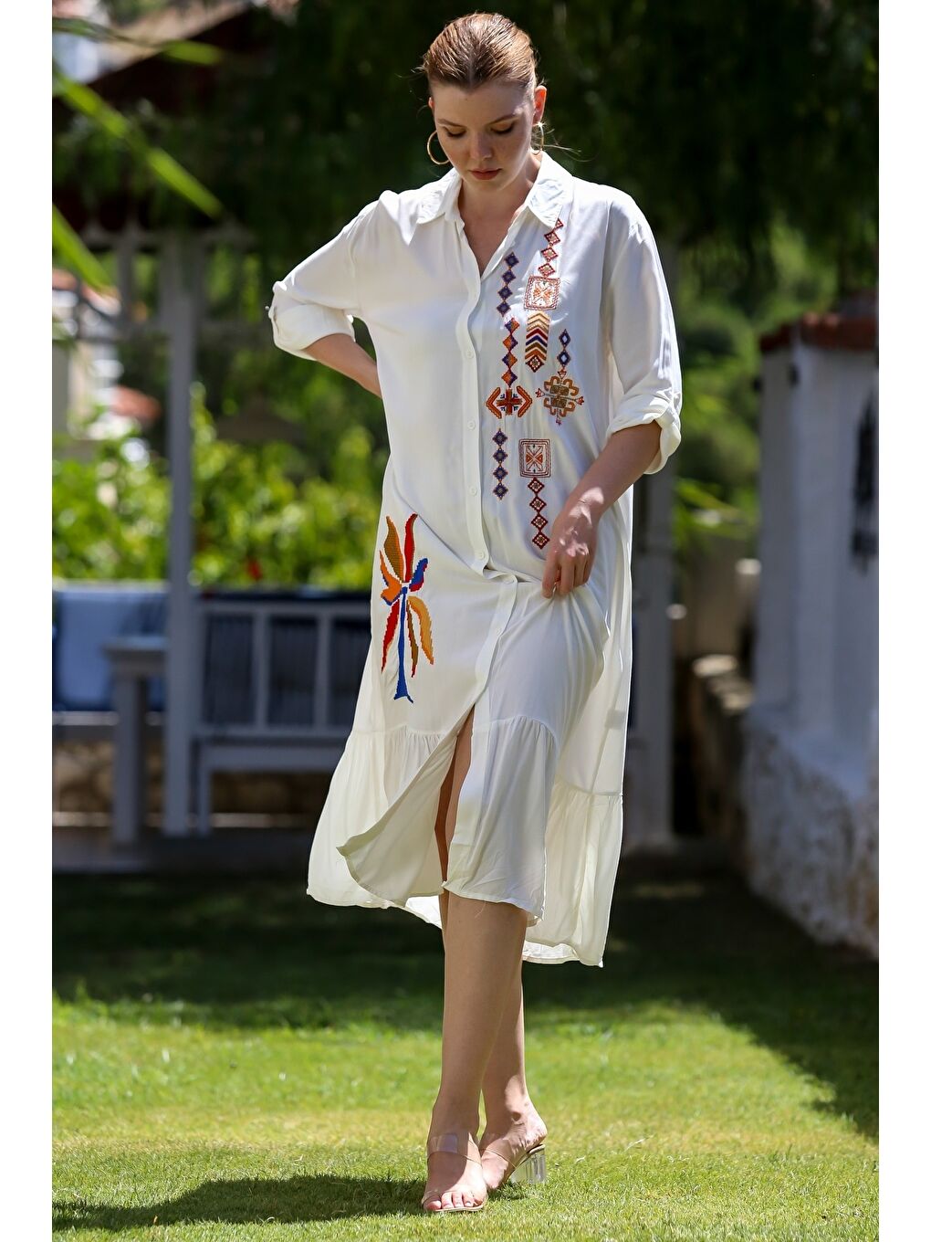 Beyaz Gömlek Yaka Düğmeli Uzun Kollu Eteği Fırfırlı Nakışlı Casual Oversize Dokuma Elbise 120 65-5