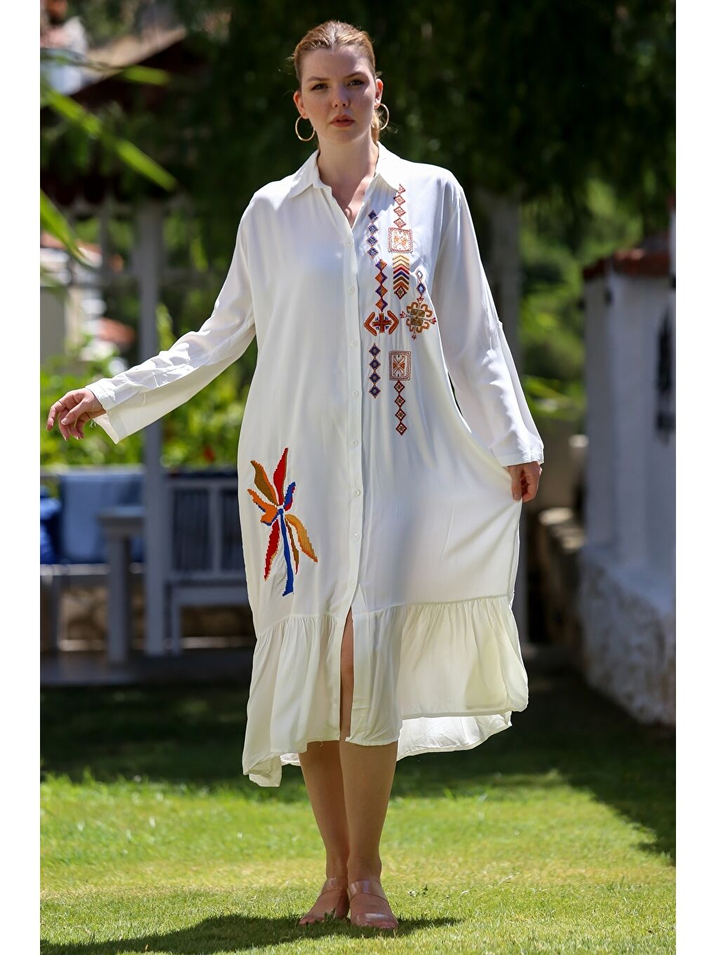 Beyaz Gömlek Yaka Düğmeli Uzun Kollu Eteği Fırfırlı Nakışlı Casual Oversize Dokuma Elbise 120 65-7