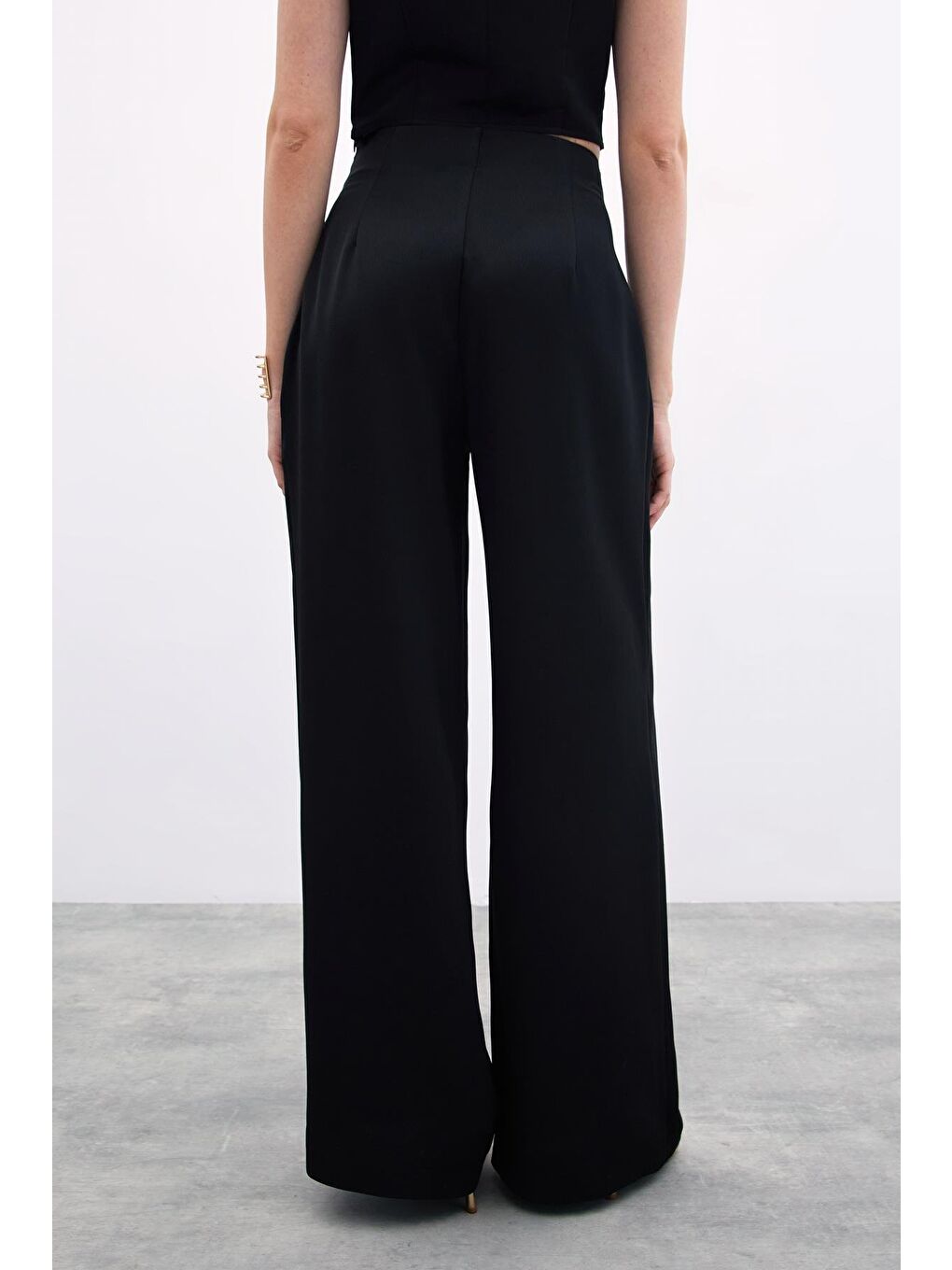 Bel Tokalı Saten Pantolon - Siyah-5