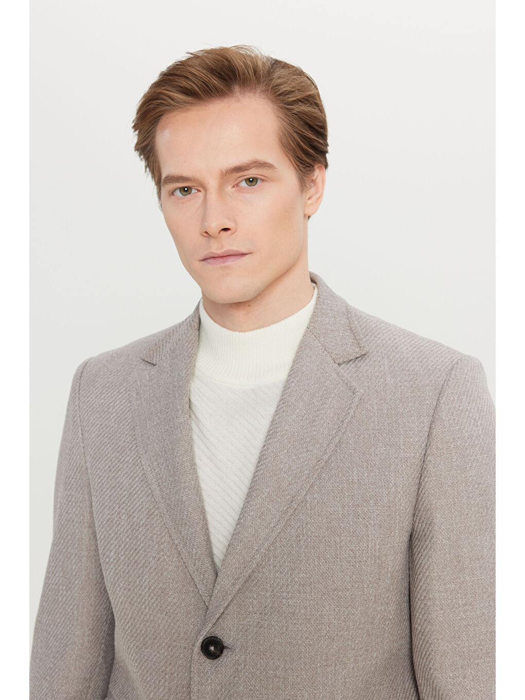 Erkek Bej Standart Fit Normal Kesim Mono Yaka Armürlü Kapak Cepli Palto-3