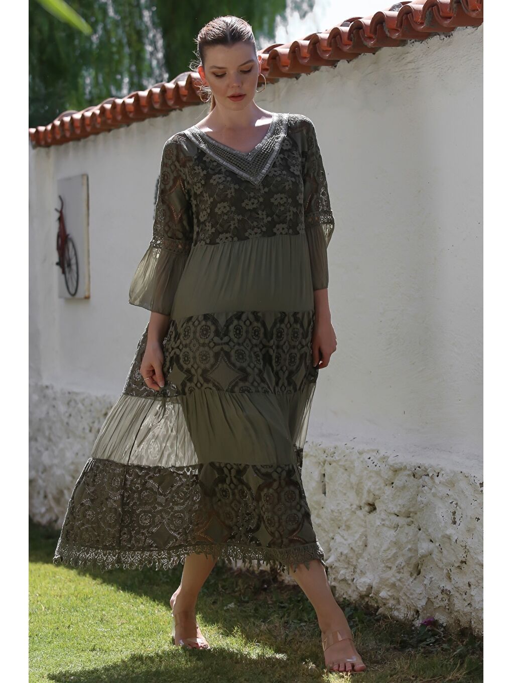 İtalyan Haki V Yaka Fırfırlı Kol Astarlı Pul Payet Detaylı Dantelli İpek Dokuma Elbise 128 55