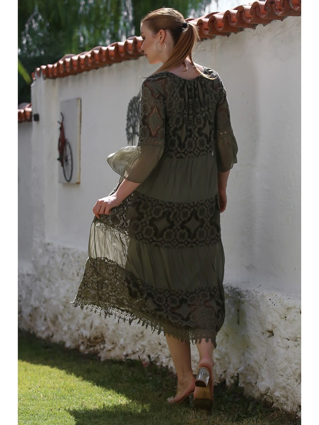 İtalyan Haki V Yaka Fırfırlı Kol Astarlı Pul Payet Detaylı Dantelli İpek Dokuma Elbise 128 55-1