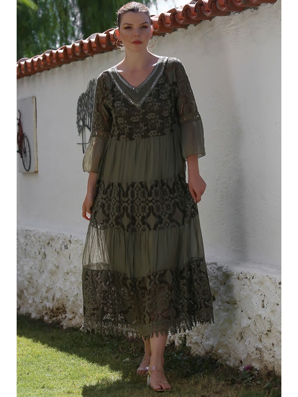 İtalyan Haki V Yaka Fırfırlı Kol Astarlı Pul Payet Detaylı Dantelli İpek Dokuma Elbise 128 55-3