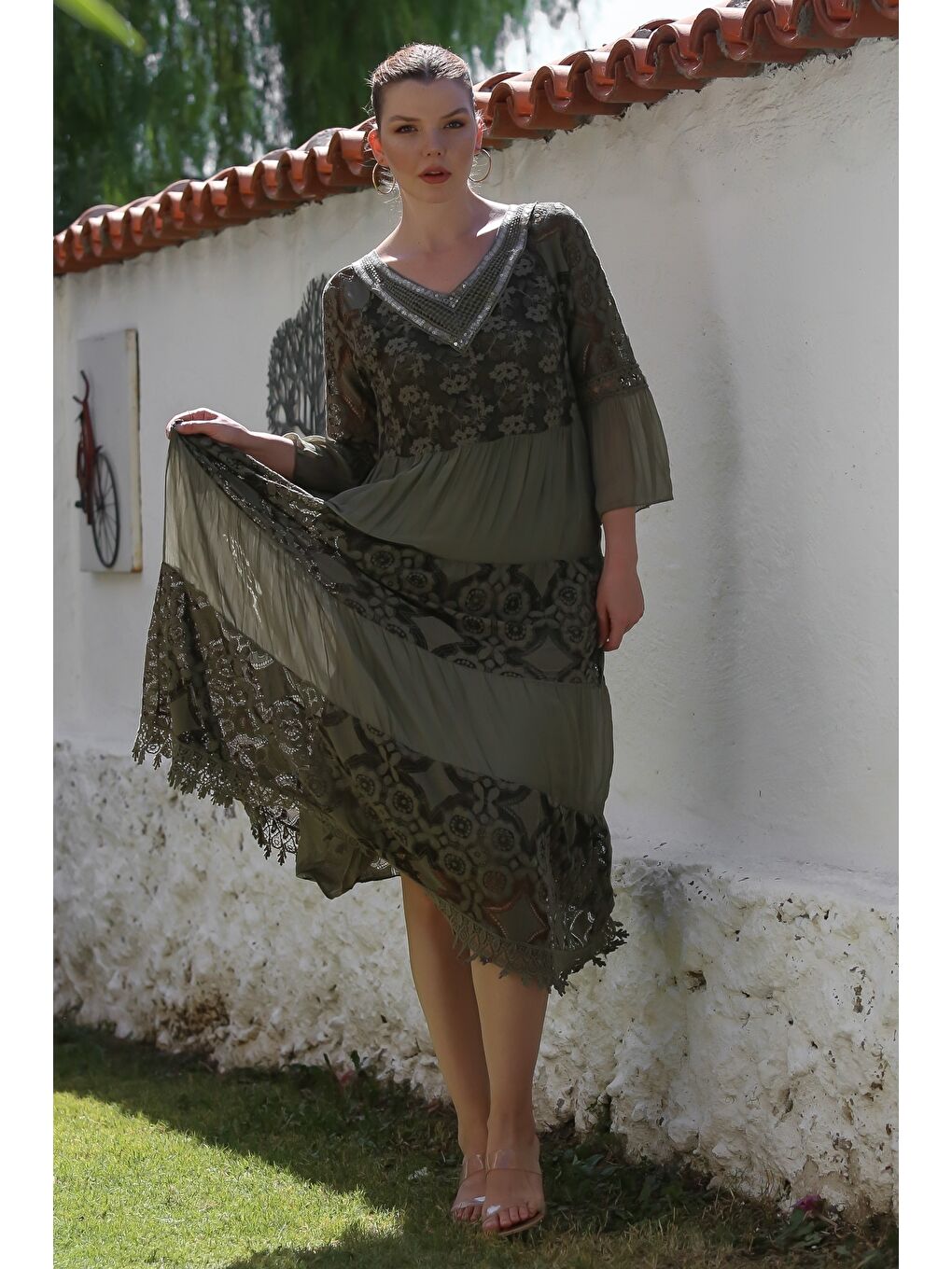 İtalyan Haki V Yaka Fırfırlı Kol Astarlı Pul Payet Detaylı Dantelli İpek Dokuma Elbise 128 55-4