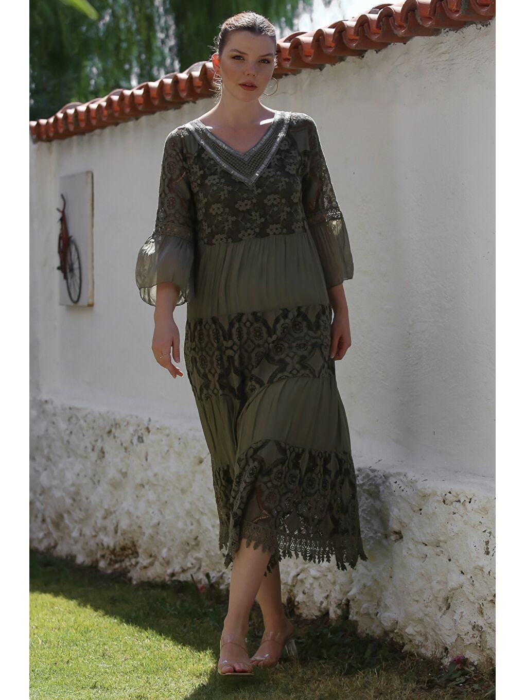 İtalyan Haki V Yaka Fırfırlı Kol Astarlı Pul Payet Detaylı Dantelli İpek Dokuma Elbise 128 55-5