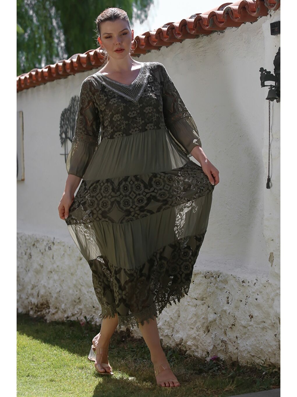 İtalyan Haki V Yaka Fırfırlı Kol Astarlı Pul Payet Detaylı Dantelli İpek Dokuma Elbise 128 55-6