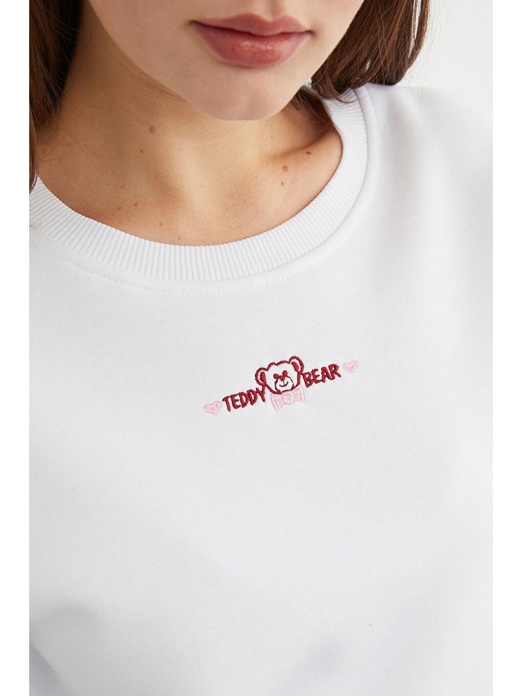 Beyaz 3 İplik Ayıcık Nakışlı Crop Sweatshirt-4