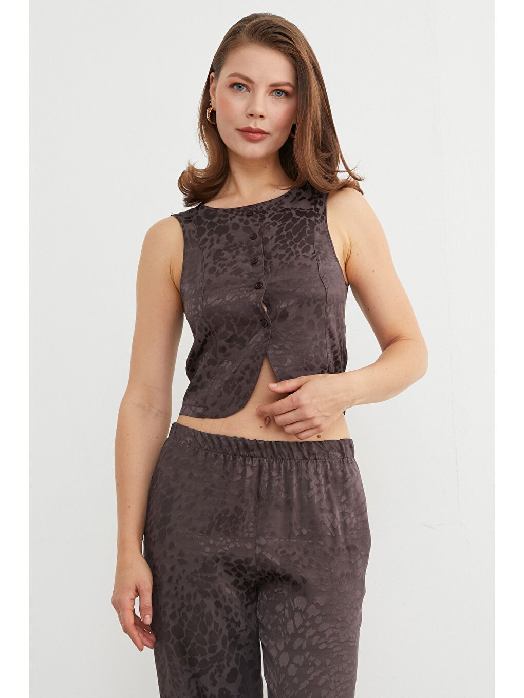 Kahverengi Leopar Desenli Saten Yelek Pantolon Takım-1