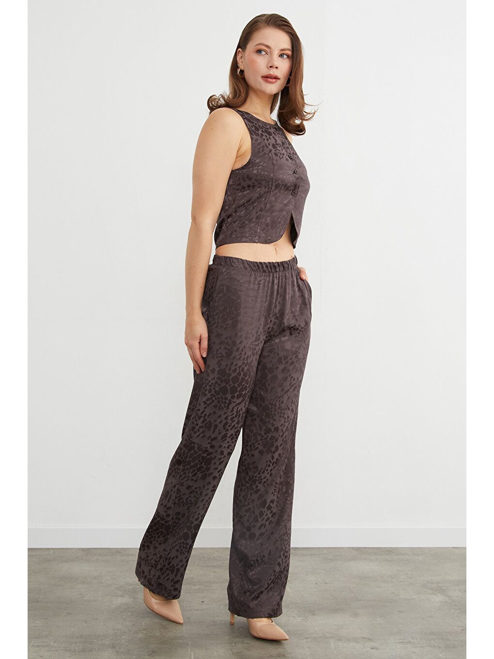 Kahverengi Leopar Desenli Saten Yelek Pantolon Takım-3