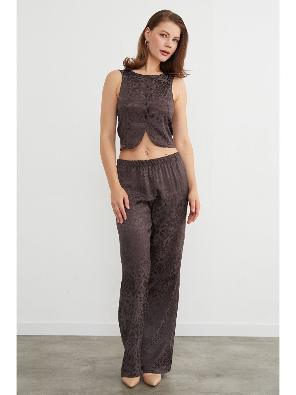 Kahverengi Leopar Desenli Saten Yelek Pantolon Takım-4