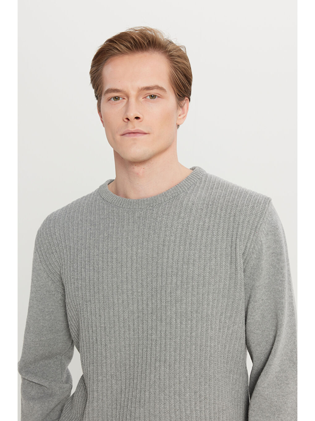 Erkek Gri Melanj Pamuklu Standart Fit Normal Kesim Bisiklet Yaka Jakarlı Triko Kazak-3