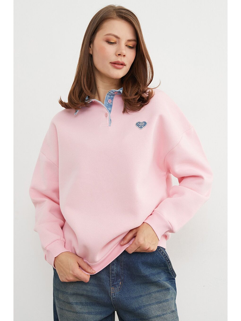 Pembe 3 İplik Kalp Nakışlı Polo Yaka Denim Detaylı Sweatshirt-1