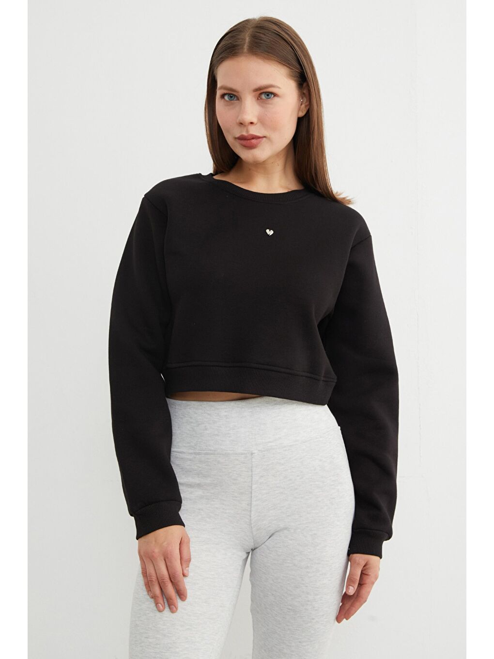 Siyah 3 İplik Kalp Aksesuarlı Crop Sweatshirt