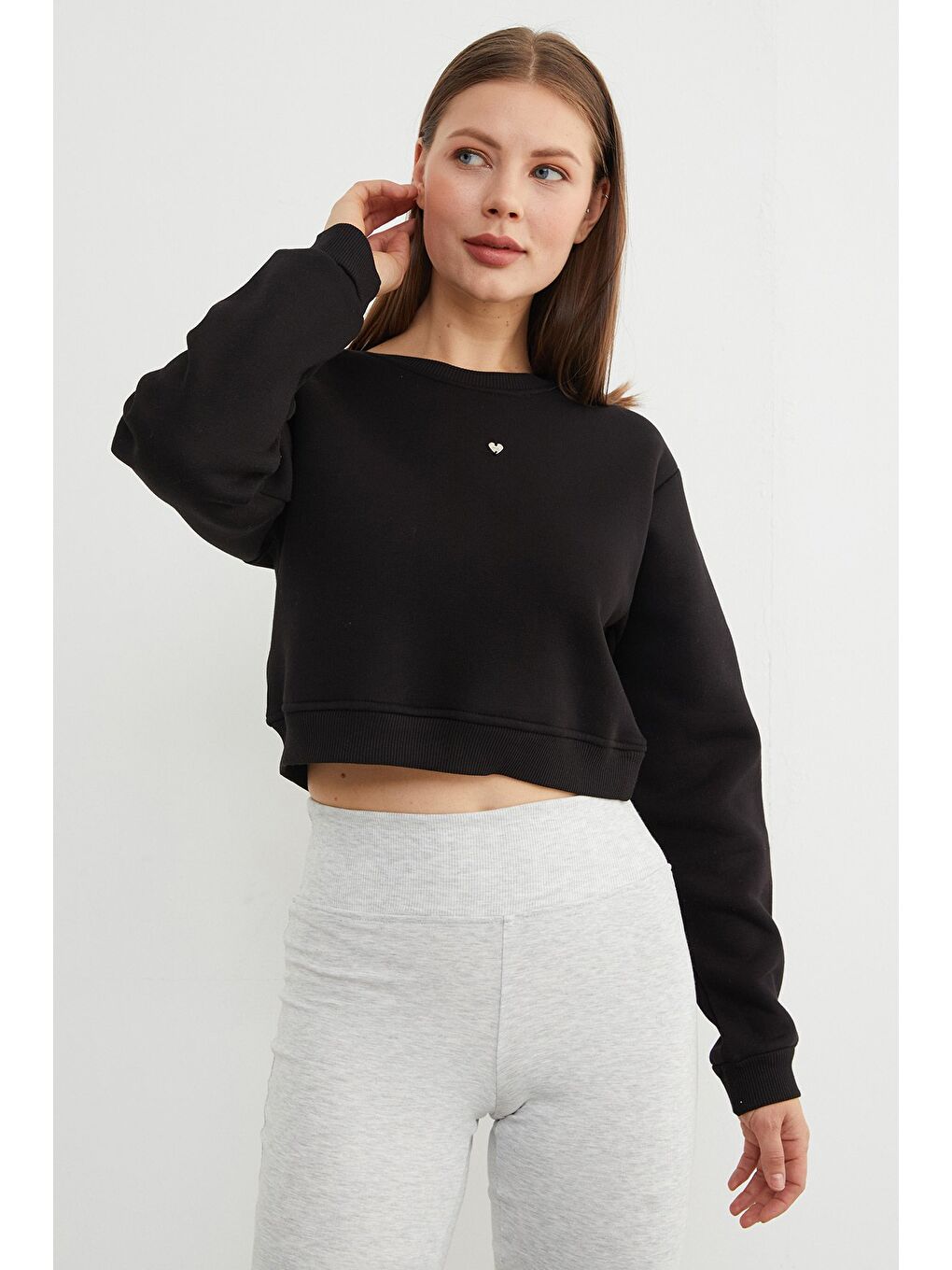 Siyah 3 İplik Kalp Aksesuarlı Crop Sweatshirt-1