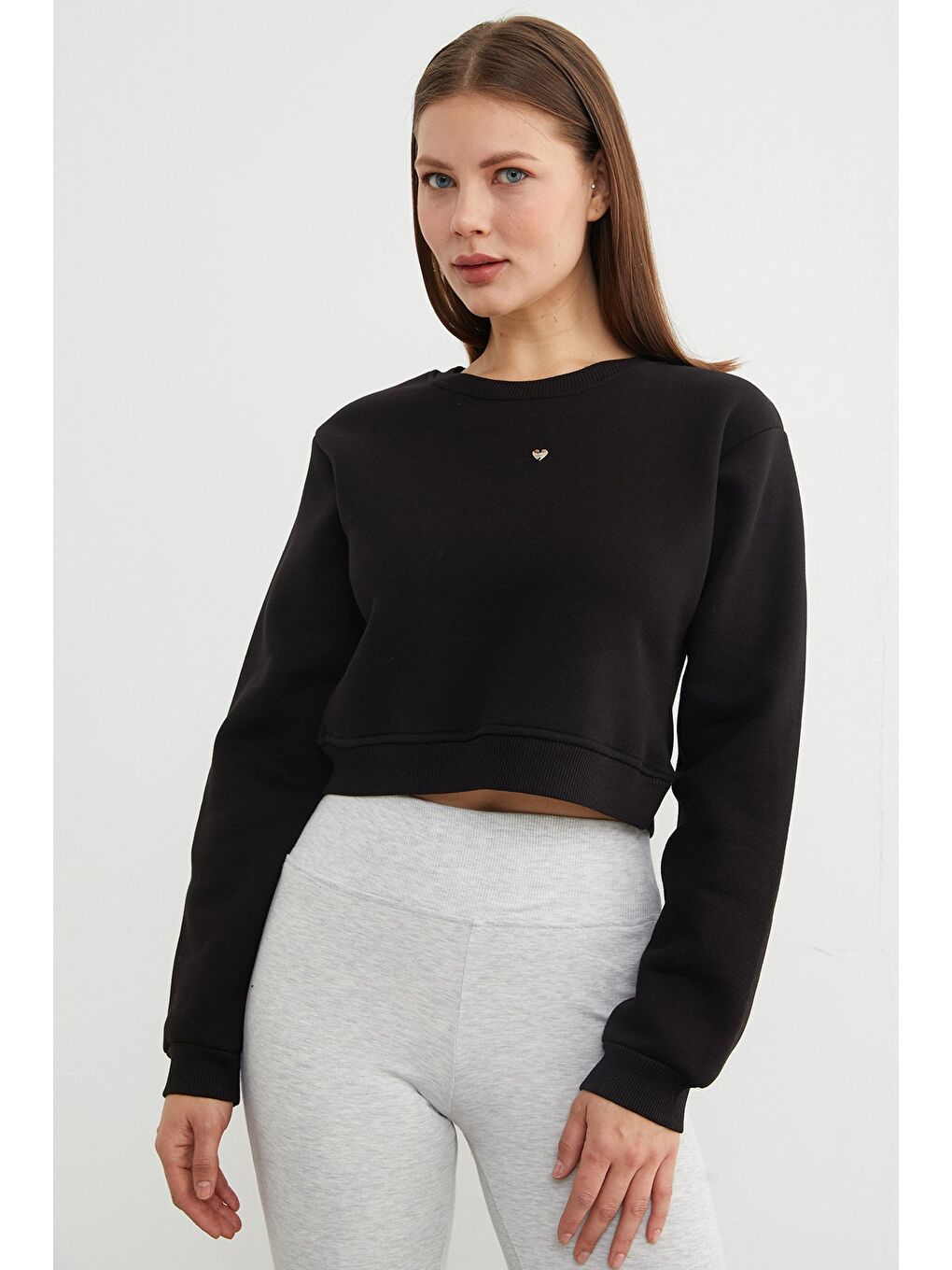 Siyah 3 İplik Kalp Aksesuarlı Crop Sweatshirt-2