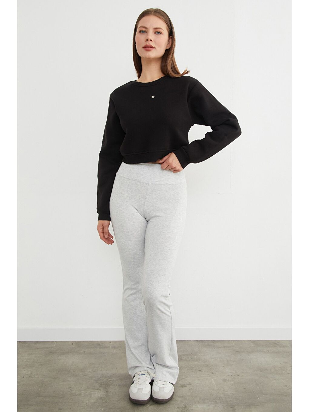 Siyah 3 İplik Kalp Aksesuarlı Crop Sweatshirt-3