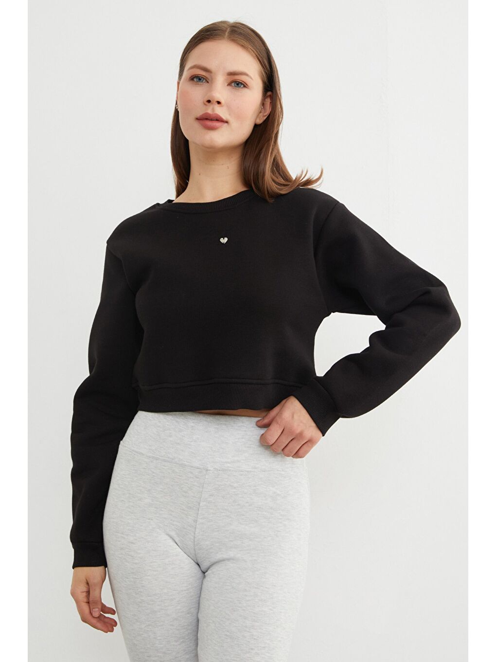 Siyah 3 İplik Kalp Aksesuarlı Crop Sweatshirt-4