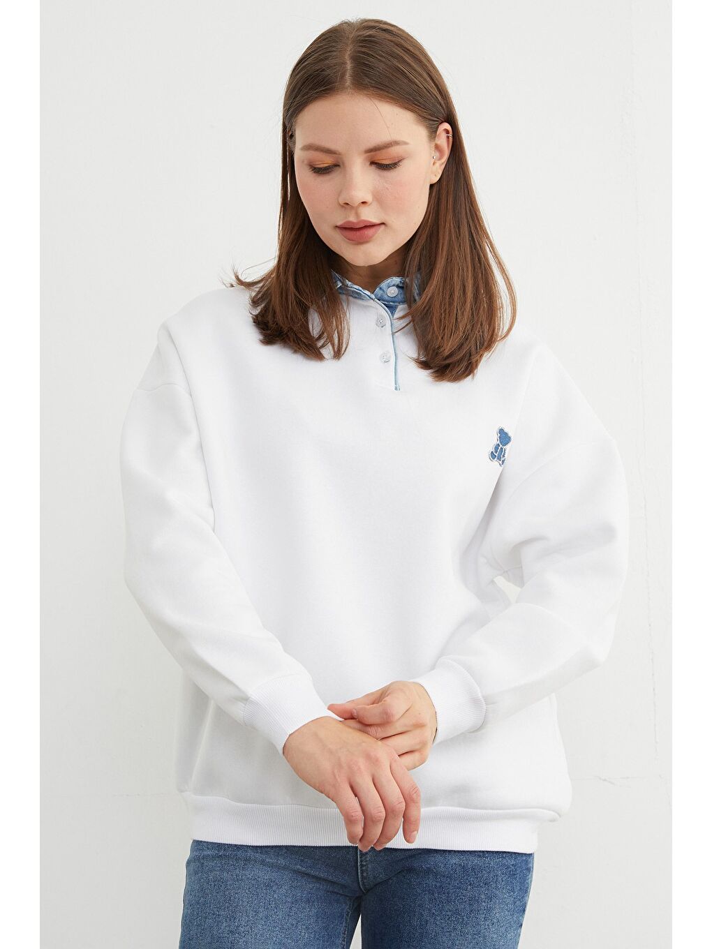 Beyaz 3 İplik Ayıcık Nakışlı Polo Yaka Denim Detaylı Sweatshirt-4