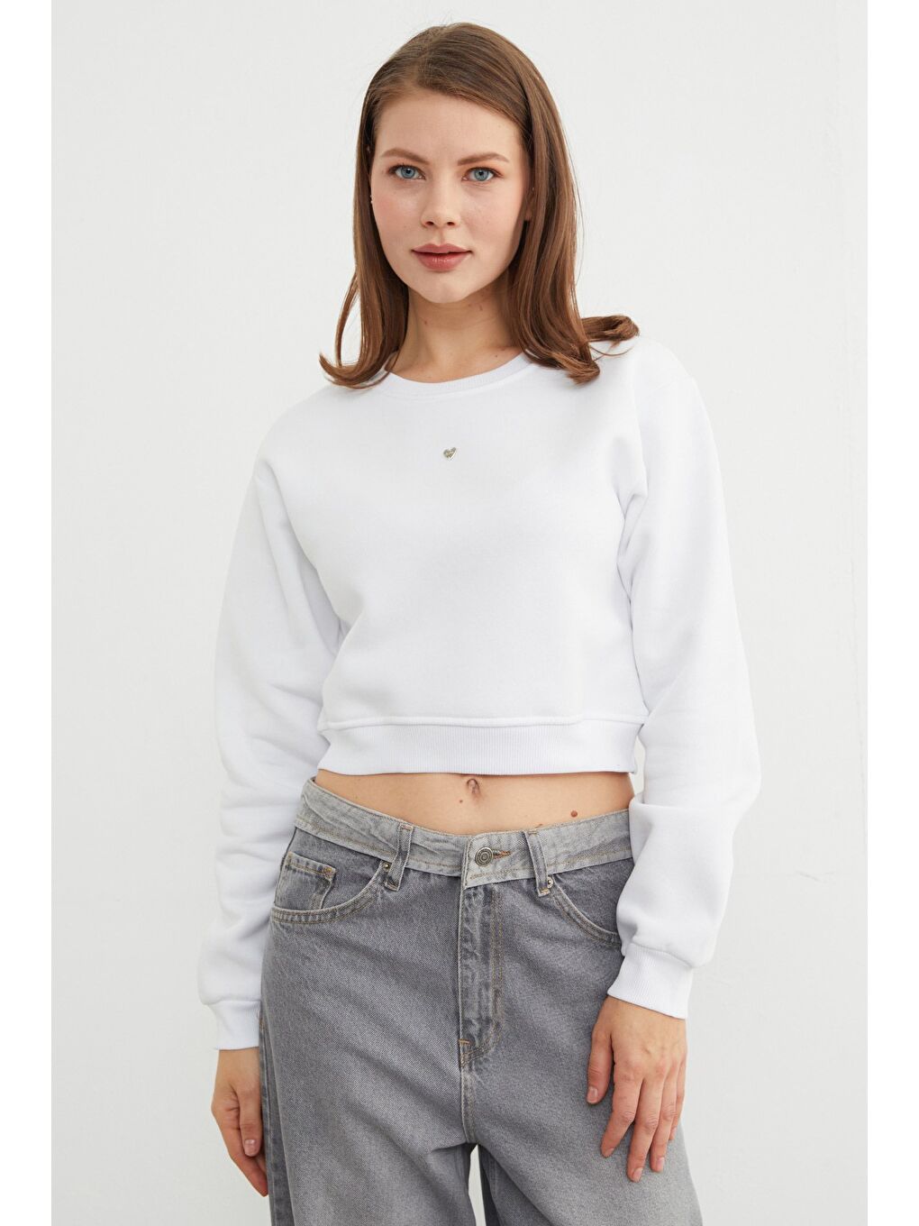 Beyaz 3 İplik Kalp Aksesuarlı Crop Sweatshirt