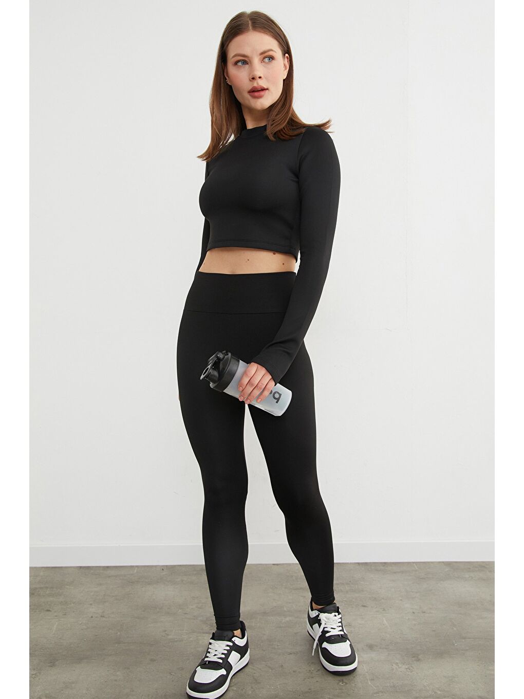 Siyah Basic Bisiklet Yaka Parmak Geçmeli Crop Bluz-1