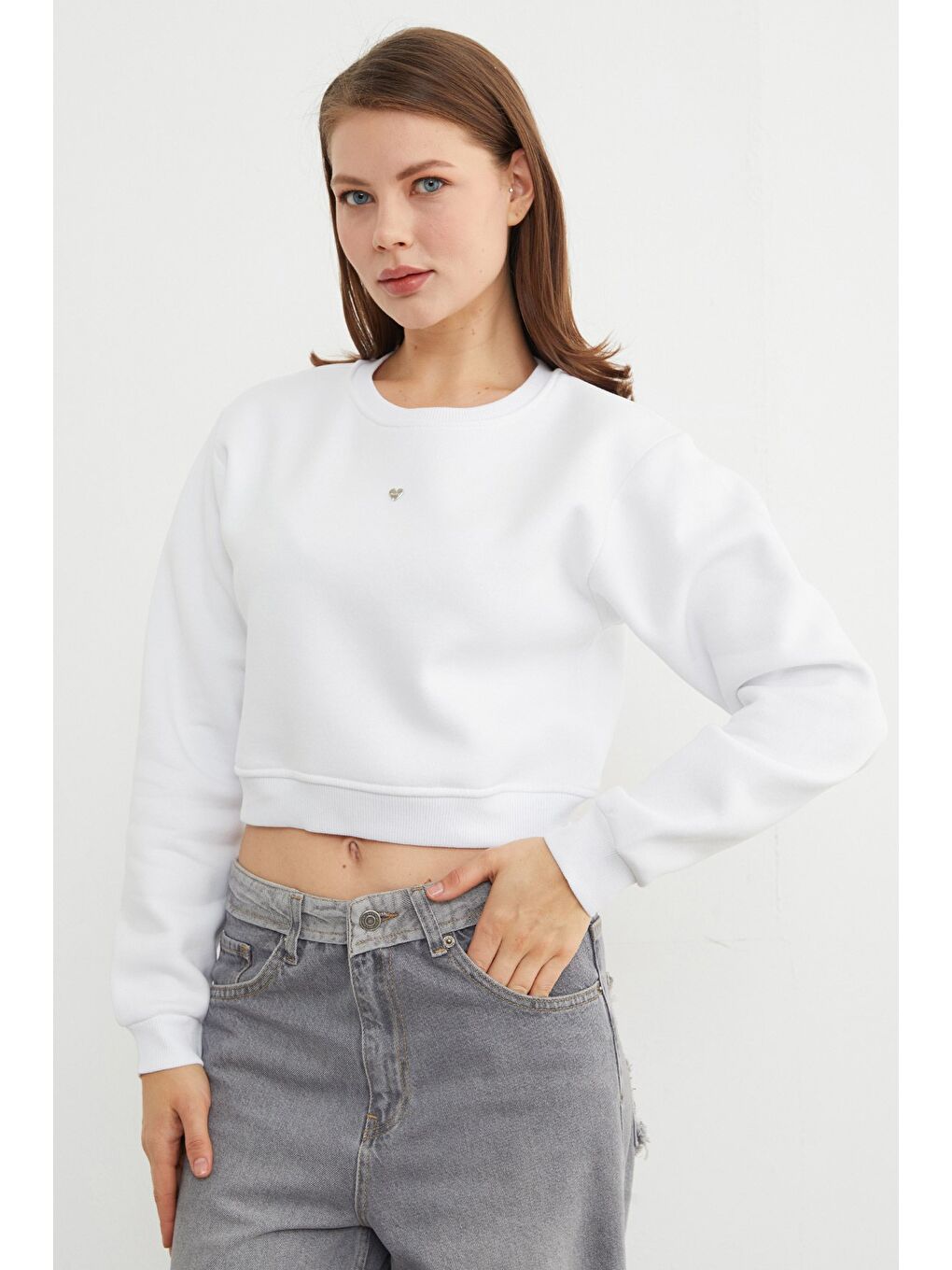 Beyaz 3 İplik Kalp Aksesuarlı Crop Sweatshirt-1