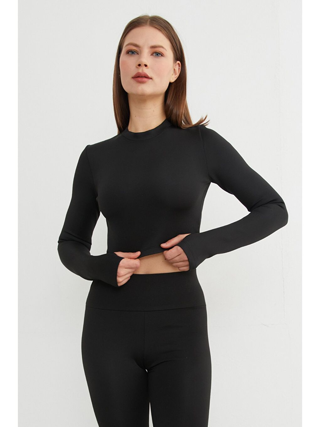 Siyah Basic Bisiklet Yaka Parmak Geçmeli Crop Bluz-3