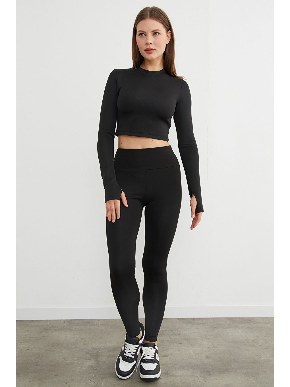 Siyah Basic Bisiklet Yaka Parmak Geçmeli Crop Bluz-4