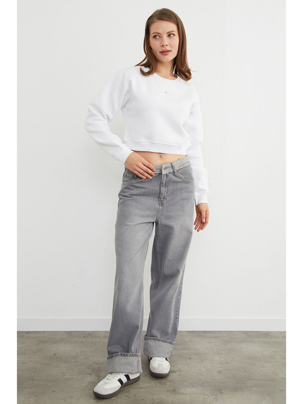 Beyaz 3 İplik Kalp Aksesuarlı Crop Sweatshirt-2