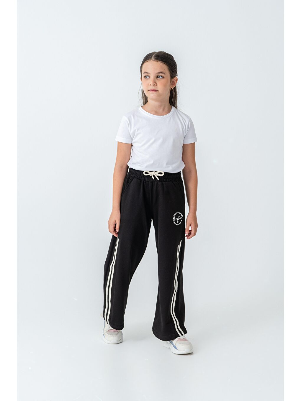 Siyah Yanlar Grogren Şeritli Bol Paça Önü Baskılı Kız Çocuk Eşofman Altı