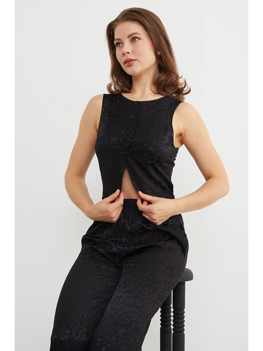 Siyah Leopar Desenli Saten Yelek Pantolon Takım-2