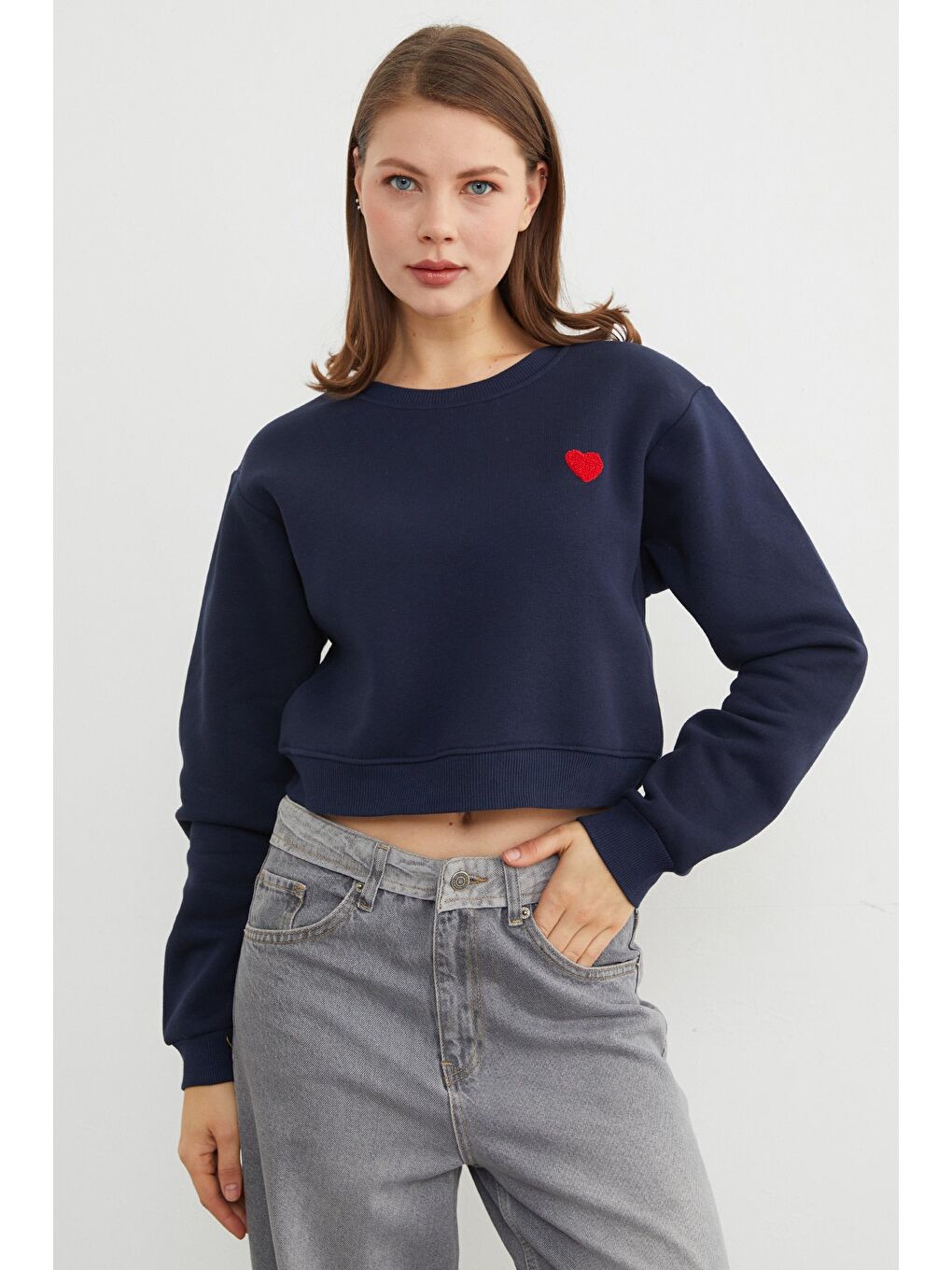 Lacivert 3 İplik Kalp Nakışlı Crop Sweatshirt