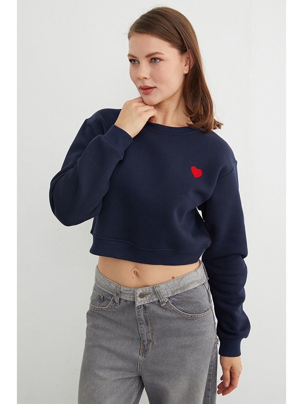 Lacivert 3 İplik Kalp Nakışlı Crop Sweatshirt-1