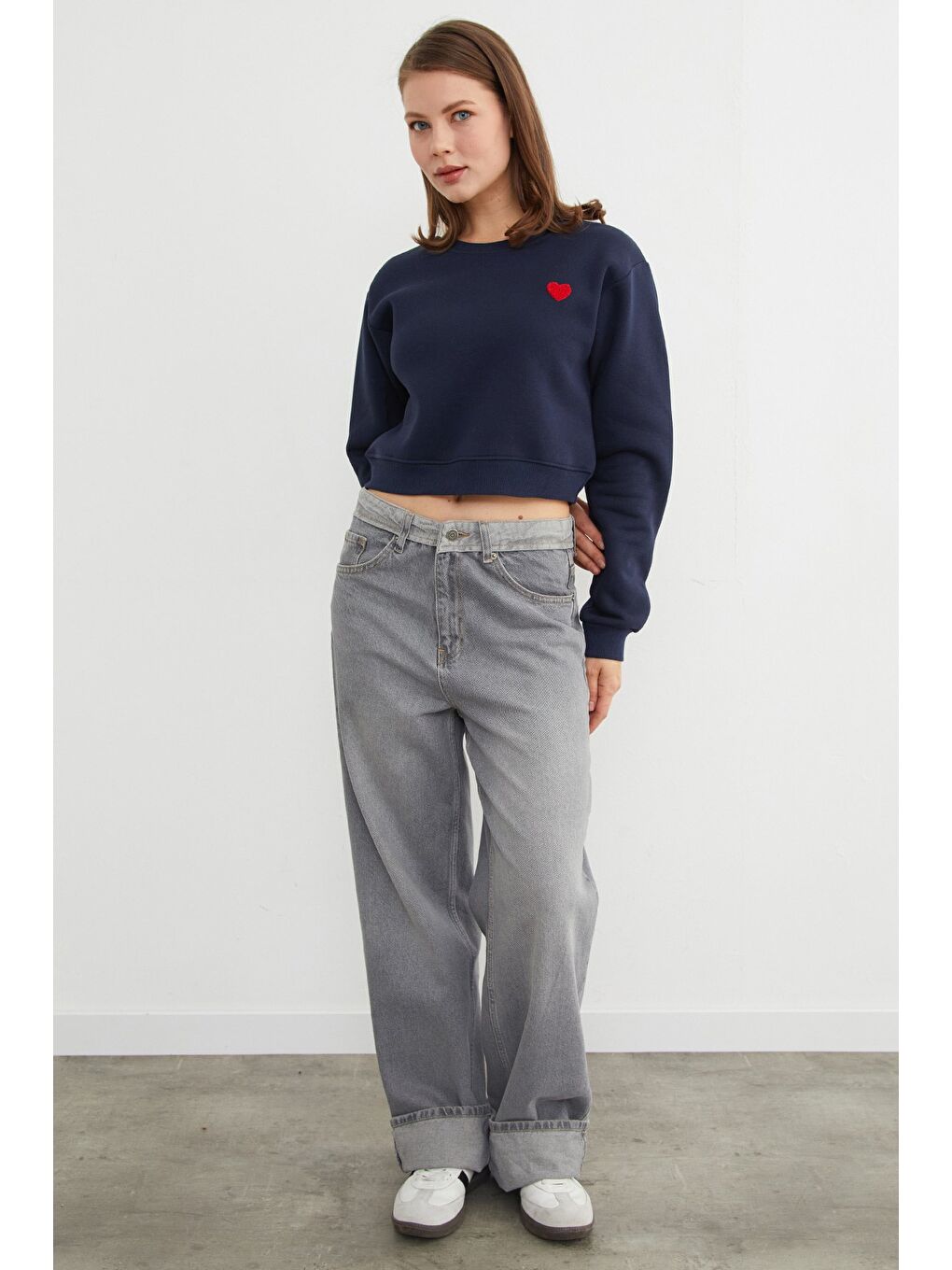 Lacivert 3 İplik Kalp Nakışlı Crop Sweatshirt-3