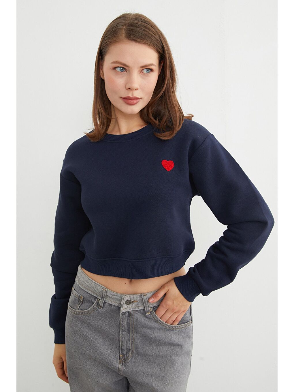 Lacivert 3 İplik Kalp Nakışlı Crop Sweatshirt-4