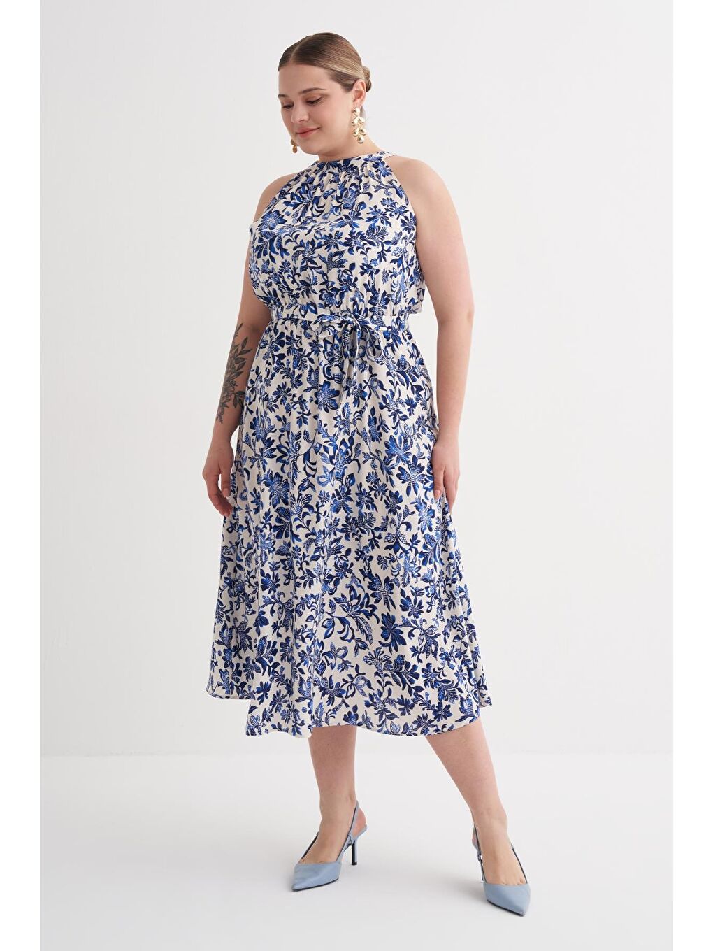 Mavi Halter Yaka Kuşaklı Desenli Uzun Elbise-1