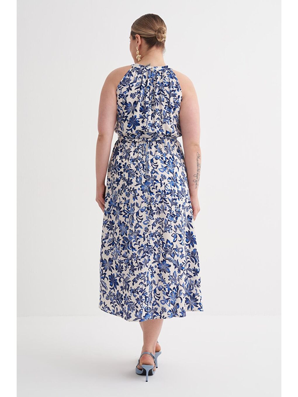 Mavi Halter Yaka Kuşaklı Desenli Uzun Elbise-2