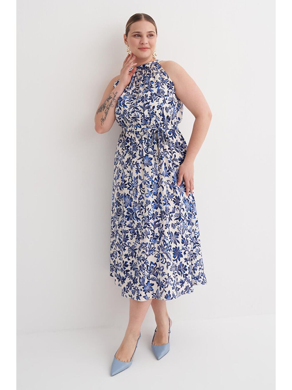 Mavi Halter Yaka Kuşaklı Desenli Uzun Elbise-3