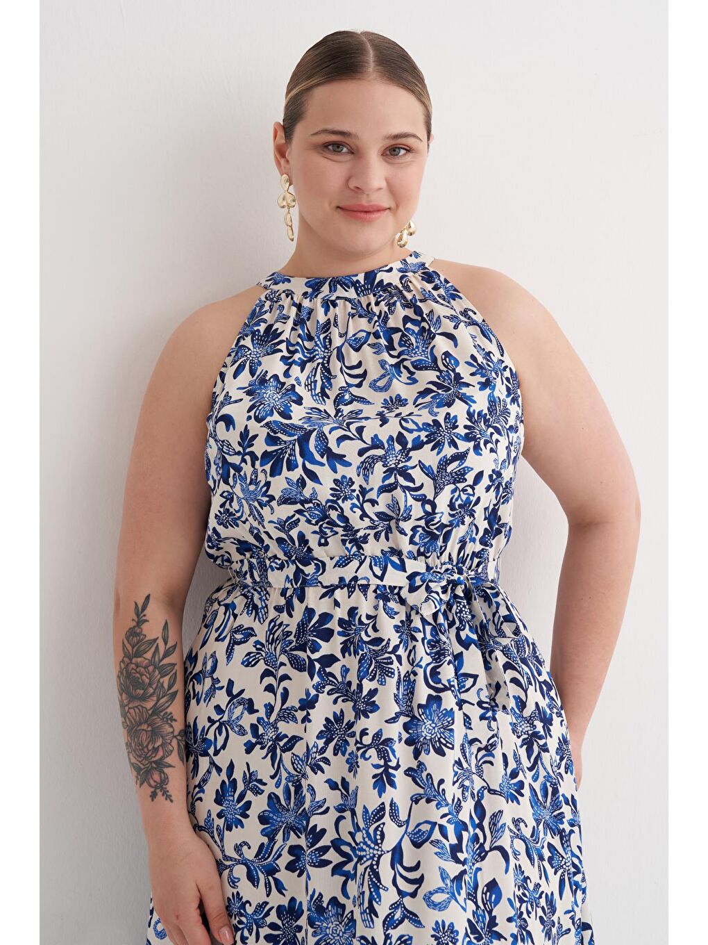 Mavi Halter Yaka Kuşaklı Desenli Uzun Elbise-4