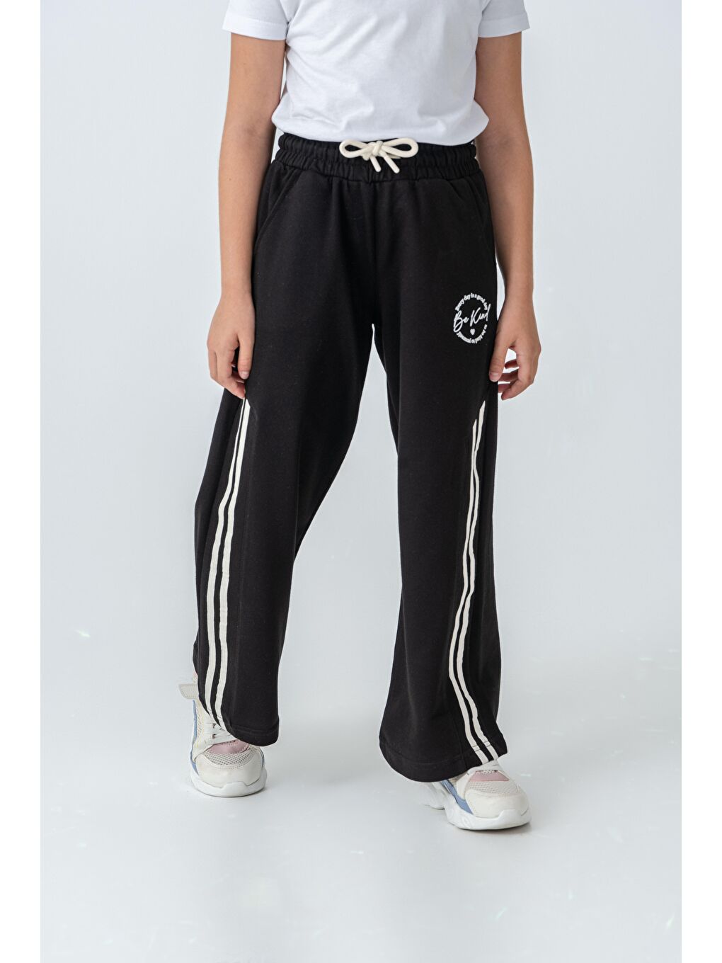 Siyah Yanlar Grogren Şeritli Bol Paça Önü Baskılı Kız Çocuk Eşofman Altı-1